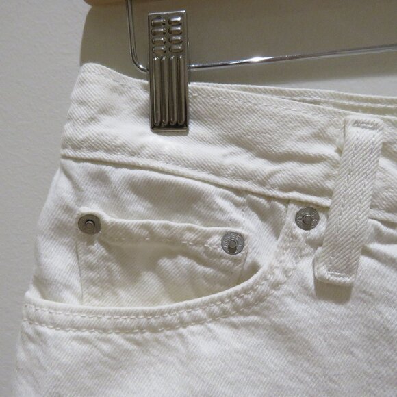 LEVI'S 80's Mom Shorts in White Denim Minimalist Preppy Quiet Luxury Size 28 - Picture 5 of 13